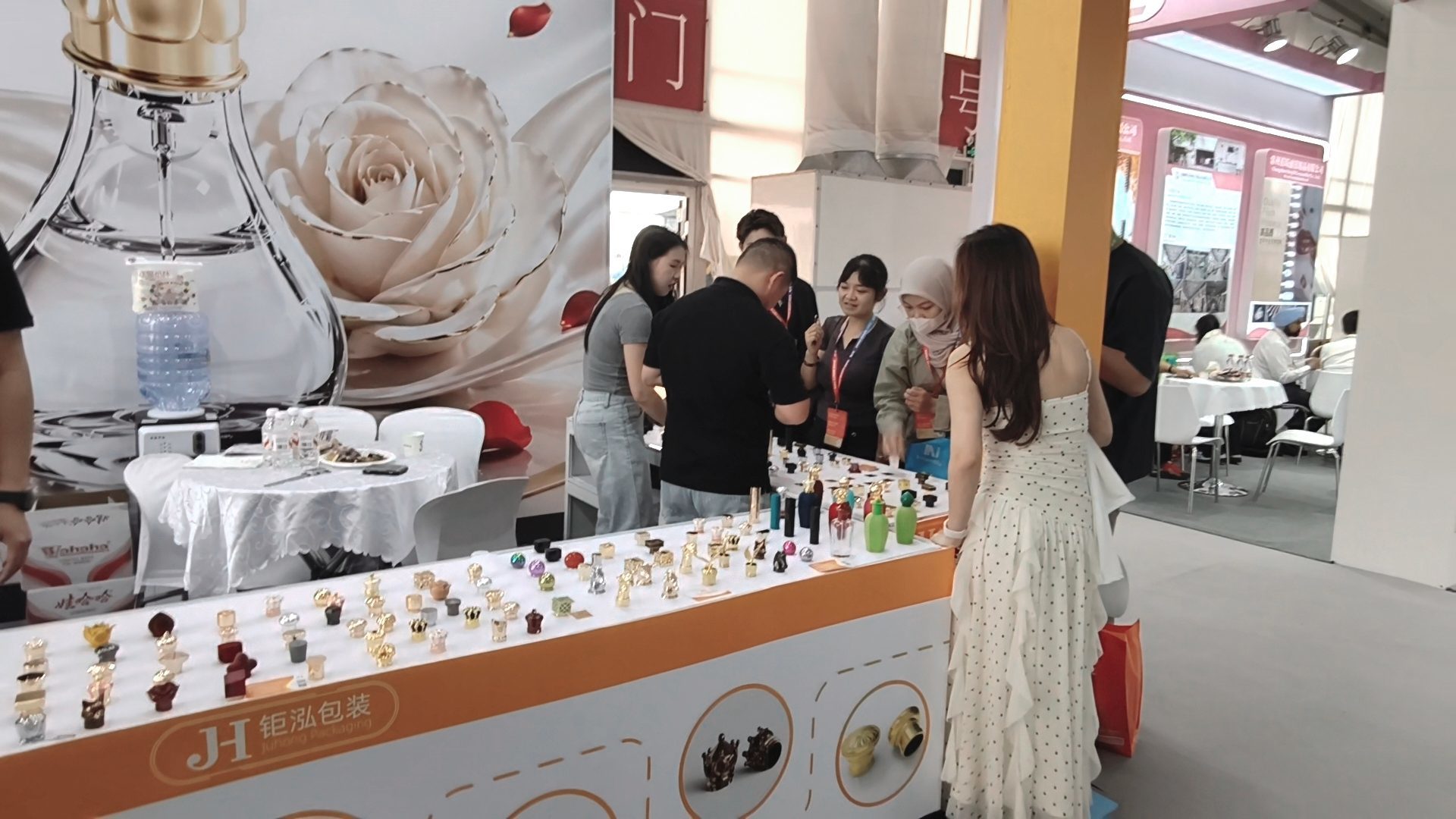 Últimos blogs de la empresa sobre Juhong Packaging logra un gran éxito en CBE Shanghai 2026 al presentar tapas de perfume de Zamak de lujo de próxima generación