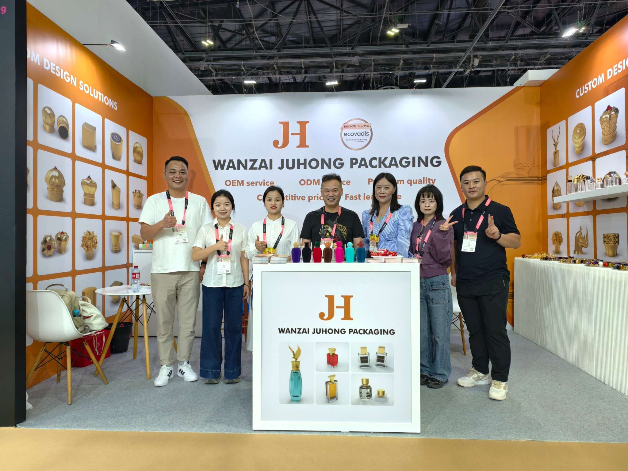Últimos blogs de la empresa sobre Juhong Packaging brilla en Beautyworld Medio Oriente 2025 en Dubai, mostrando cierre de perfumes de lujo Zamak