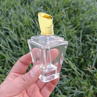 Abu Dhabi National Exhibition Centre forma el casquillo del perfume de Zamac con la botella