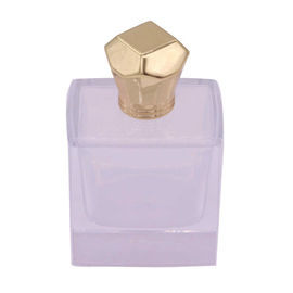 Cuatro echaron a un lado los casquillos de forma diamantada del perfume de Zamak, pequeños tops de la botella de perfume