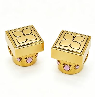 comprar Tapa de perfume chapada en oro de aleación de zinc con detalles de cristal rosa, parte superior cuadrada grabada con trébol Fabricación en línea