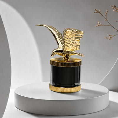 comprar Tapa de perfume de zamac de águila con alas extendidas en 3D de lujo Escultura de halcón volador texturizada chapada en oro Tapa de fragancia con base estriada vertical Cubierta de botella de perfume de aleación de zinc Logotipo personalizado FEA15 para botella de perfume Fabricación en línea