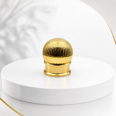 comprar Venta al por mayor Línea vertical de oro de alto brillo Tapa de botella de perfume de bola de calabaza con base de doble nivel Cierre esférico acanalado de Zamac OEM Logotipo grabado personalizado Embalaje de fragancia de lujo de Oriente Medio Fabricación en línea