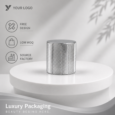 comprar Capa de perfume redonda de aleación de zinc en relieve de plata Chevron Bajo MOQ Capa de perfume de marca personalizada de metal para botella de vidrio de perfume de lujo vacía Fabricación en línea