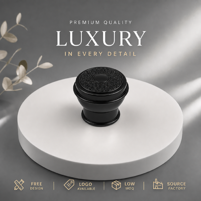 comprar Fábrica de origen Perfume de aleación de zinc en relieve con tapa negra brillante con tapa de perfume de metal floral Low MOQ Servicio de impresión de logotipos personalizados Fabricación en línea