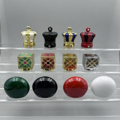Exquisitas tapas de perfume Zamak de diamante negro / oro para cuellos de botellas estándar