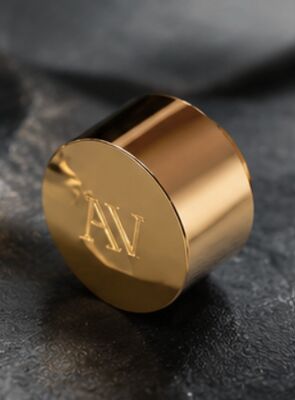Luxury Magnetic Zamak Perfume Cap with Custom Engraved Logo and Mirror Gold Finish