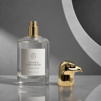 Venta al por mayor de oro de alto brillo pulido integrado cabeza de águila botella de perfume tapa llana escultura de halcón liso Zamac cierre OEM logotipo grabado a medida Oriente Medio Luxury fragancia embalaje