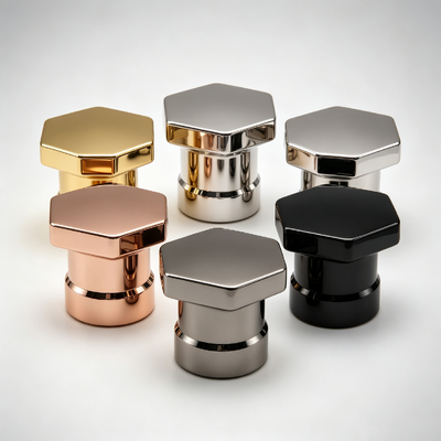 Tapa de perfume de aleación de zinc hexagonal de lujo con parte superior plana, anillo de acento de forma geométrica, base, tapa de botella de perfume Zamac, galvanoplastia multicolor, logotipo personalizado OEM ODM