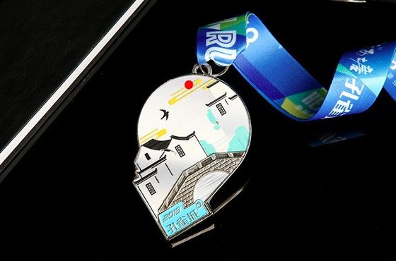 La forma de la flor grabó en relieve las medallas de encargo de plata pulidas con chorro de arena